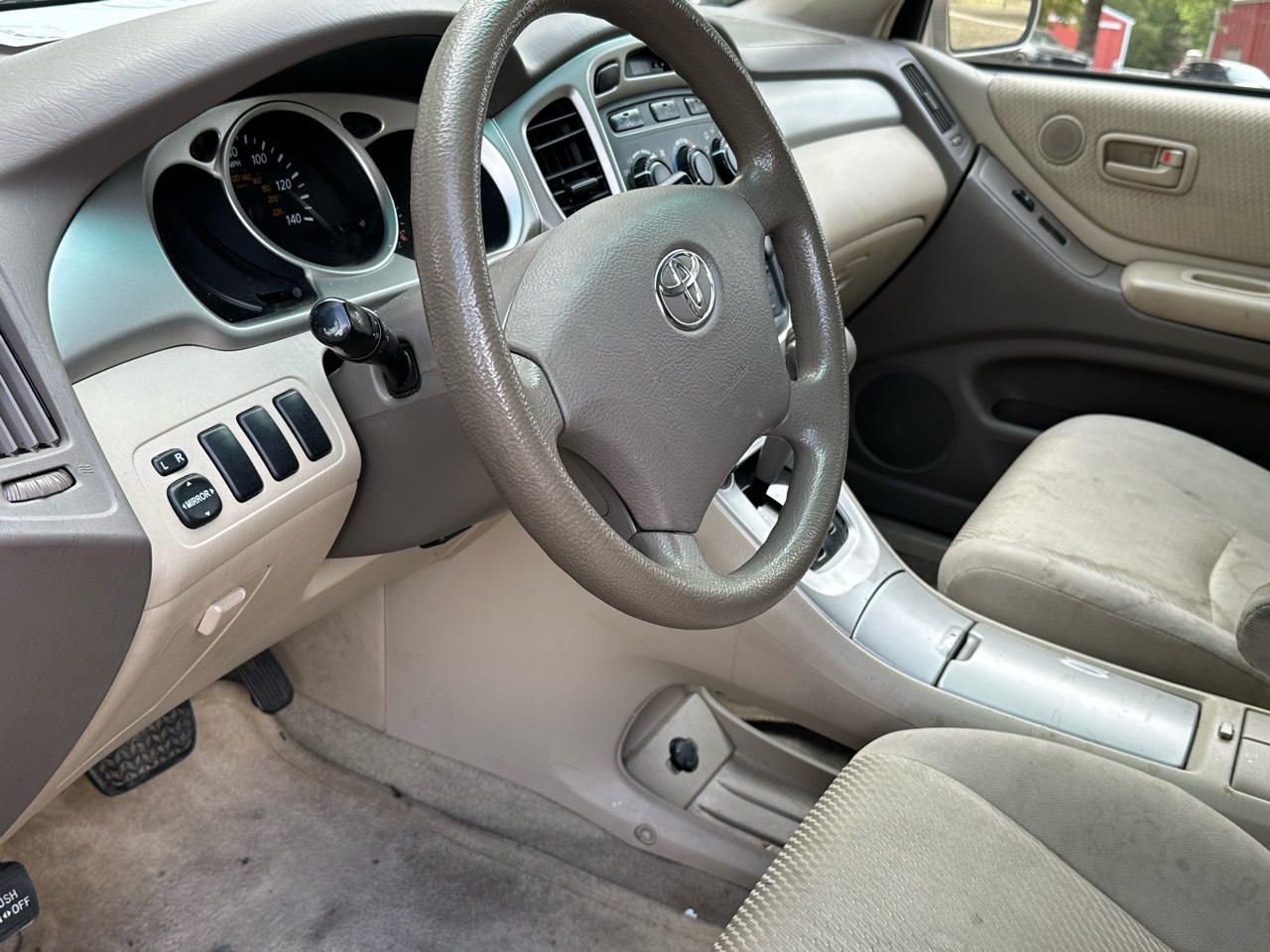 Toyota Highlander dashboard and steering wheel