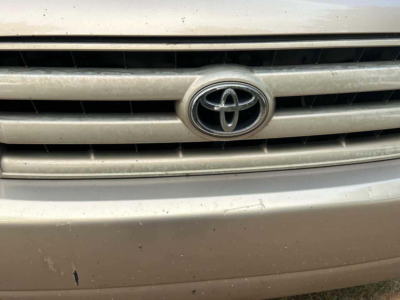 Toyota Highlander front grille detail