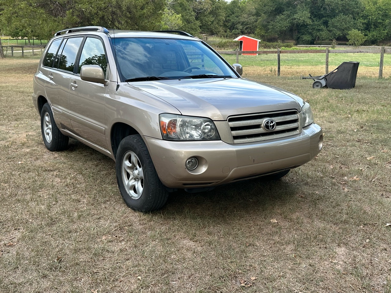 2005 Toyota Highlander front three-quarter view