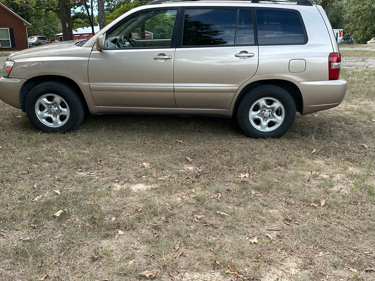 2005 Toyota Highlander driver-side view