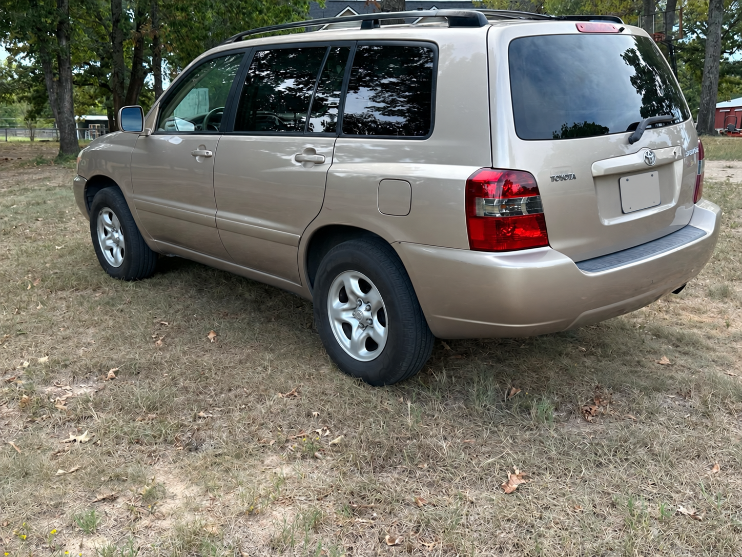 2005 Toyota Highlander rear three-quarter view with plate concealed