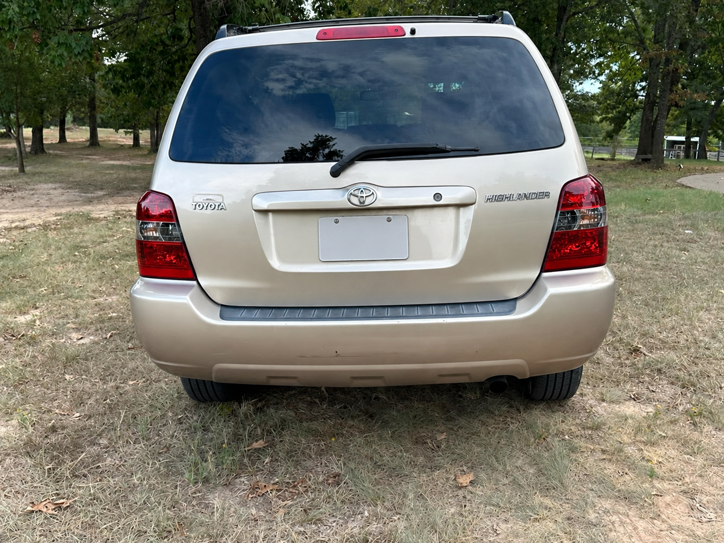 2005 Toyota Highlander rear view with plate concealed