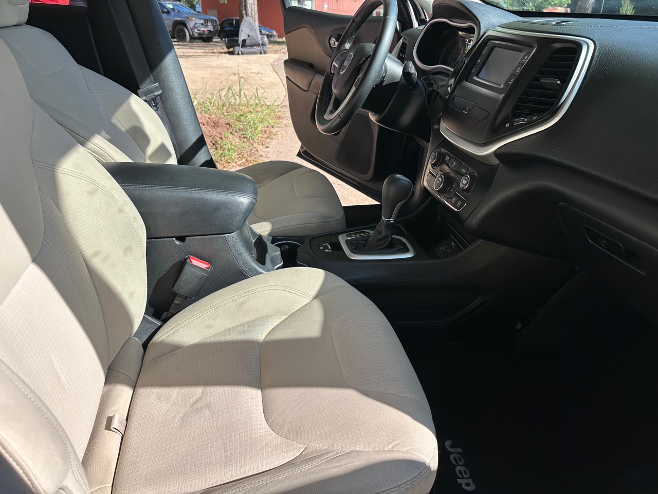 2016 Jeep Cherokee Limited front interior