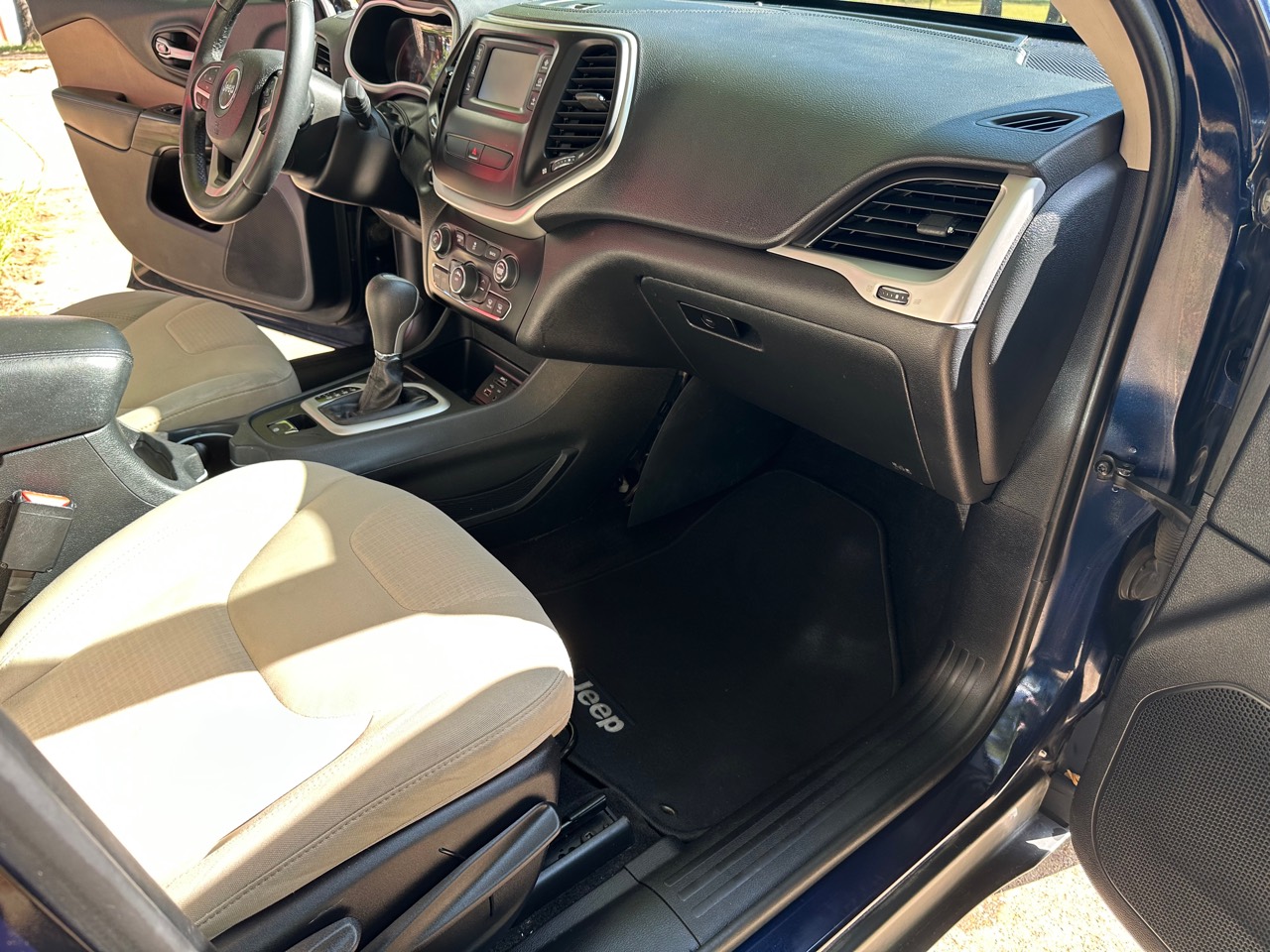 2016 Jeep Cherokee Limited passenger interior